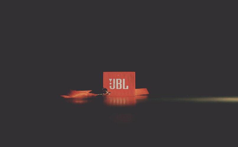 altavoz jbl de tamano miniatura