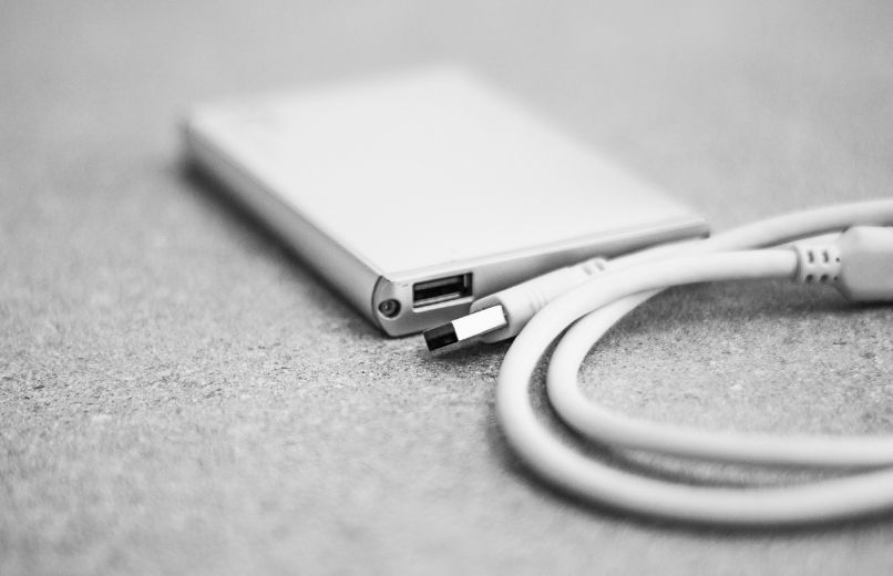 disco duro externo de color blanco