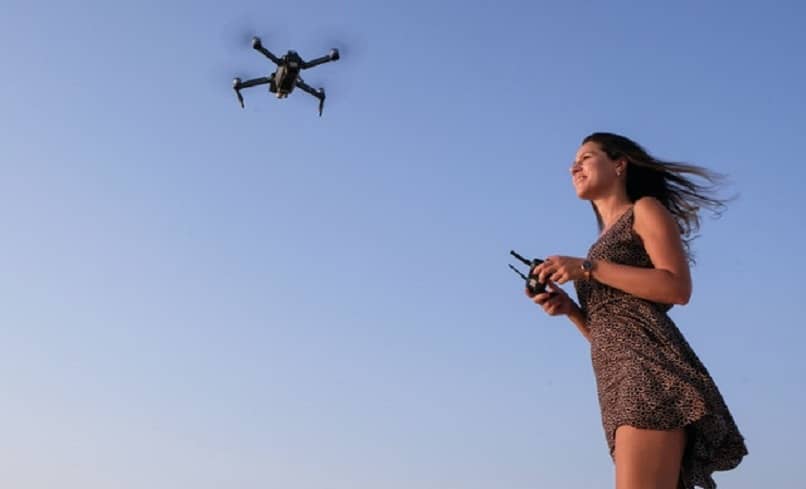 dron sobrevuelo mujer