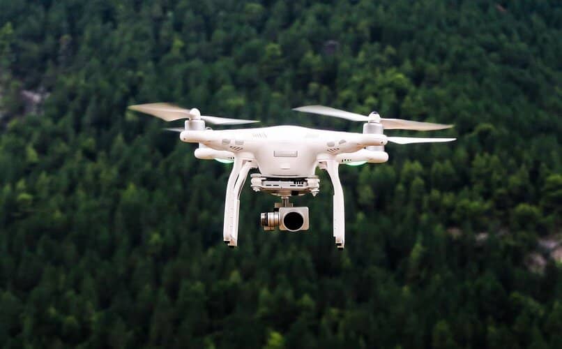 dron con camara en exterior