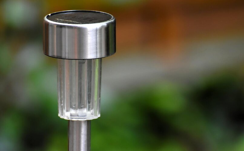 foco solar de calidad en patio