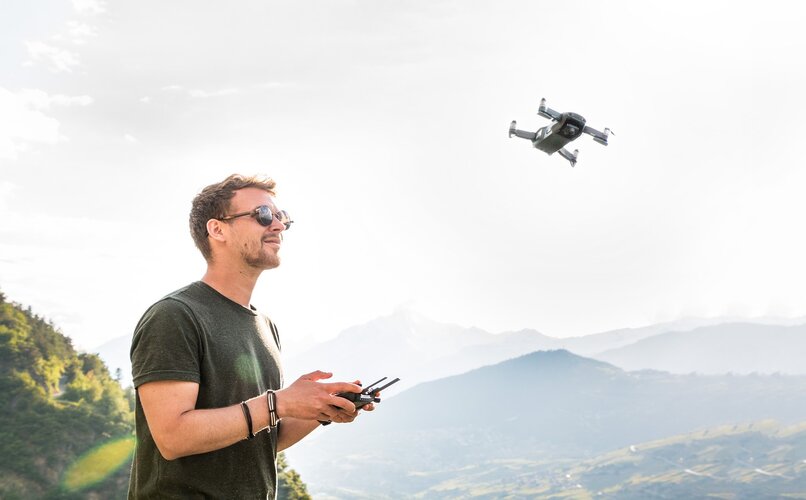 hombre con gafas para dron