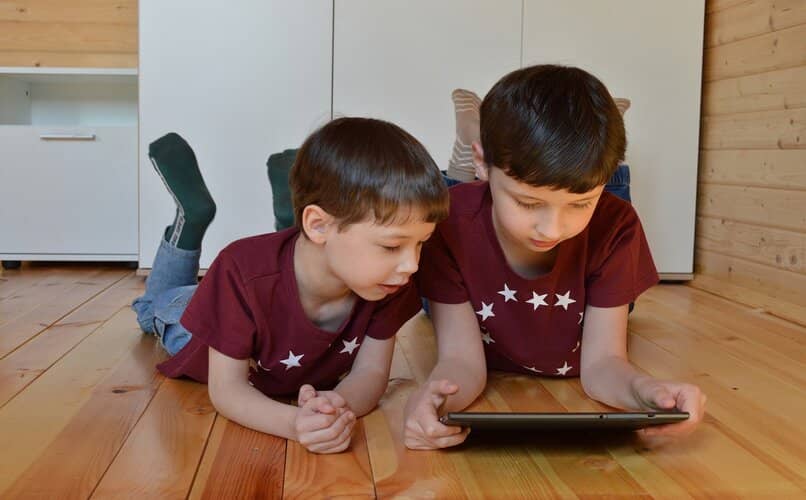 ninos estudiando con tablet infantil