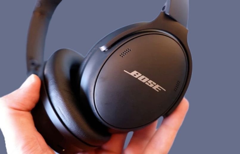 persona sosteniendo unos audifonos bose