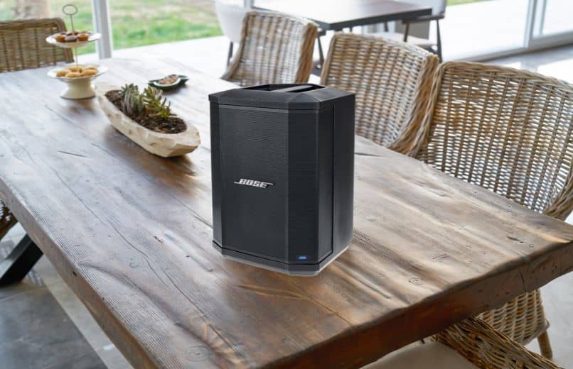 sistema sonido bose s1 pro en un comedor